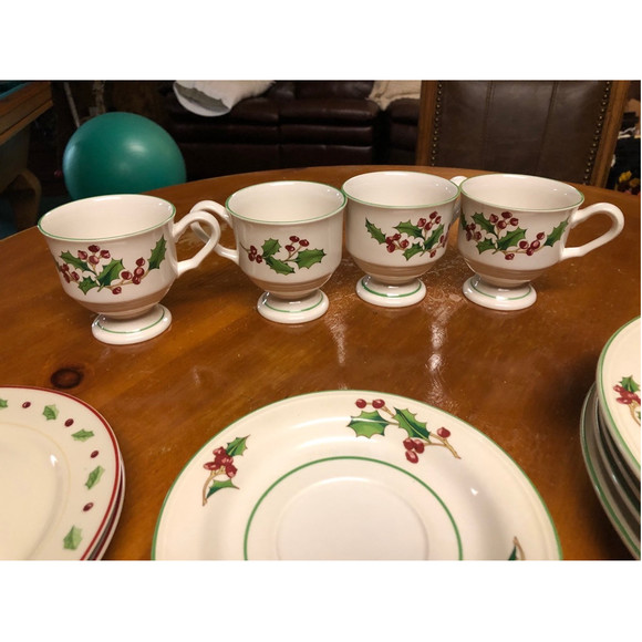Vintage White Christmas dish set - Picture 8 of 15